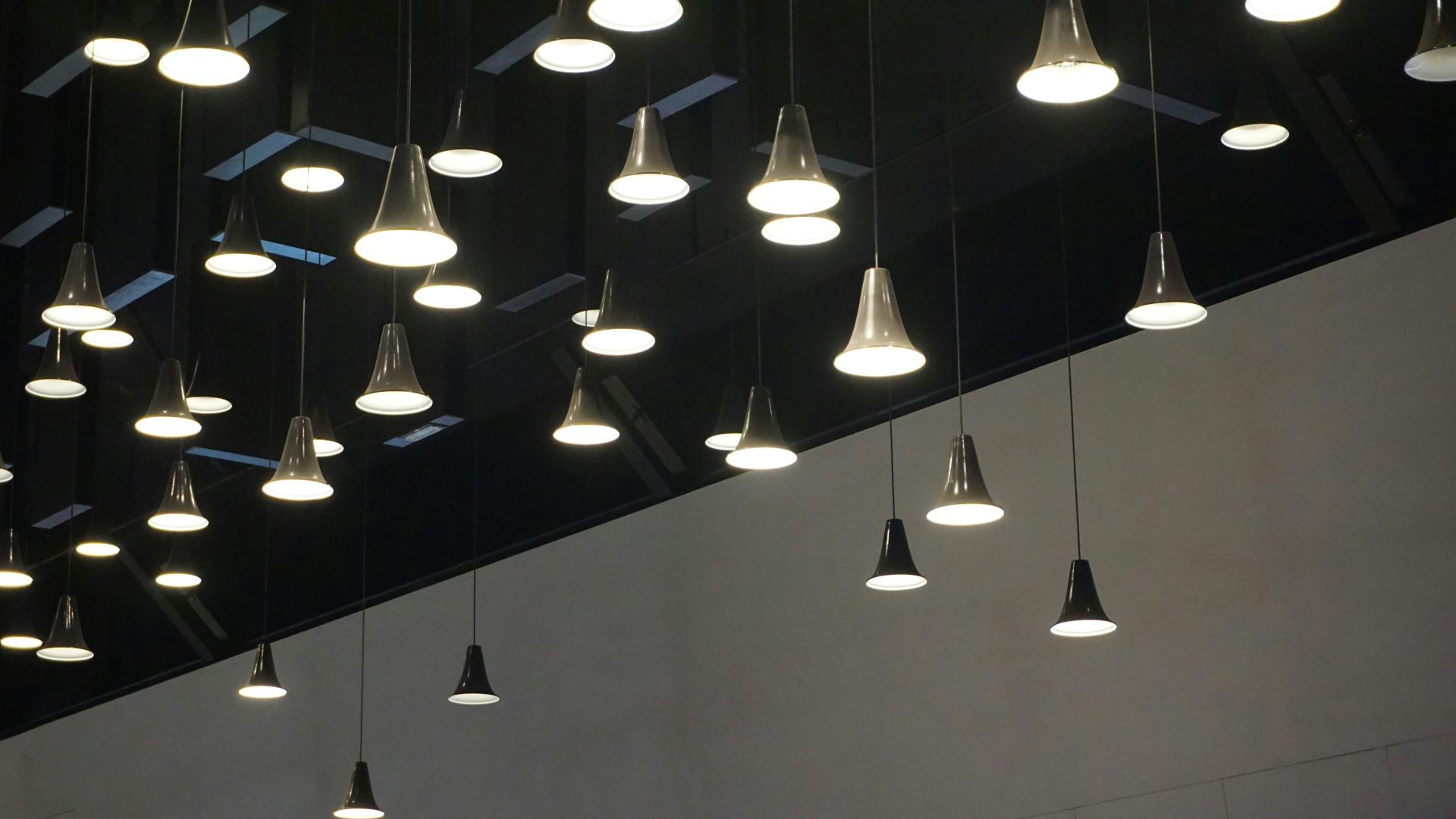 un conjunto de luces que cuelgan del techo